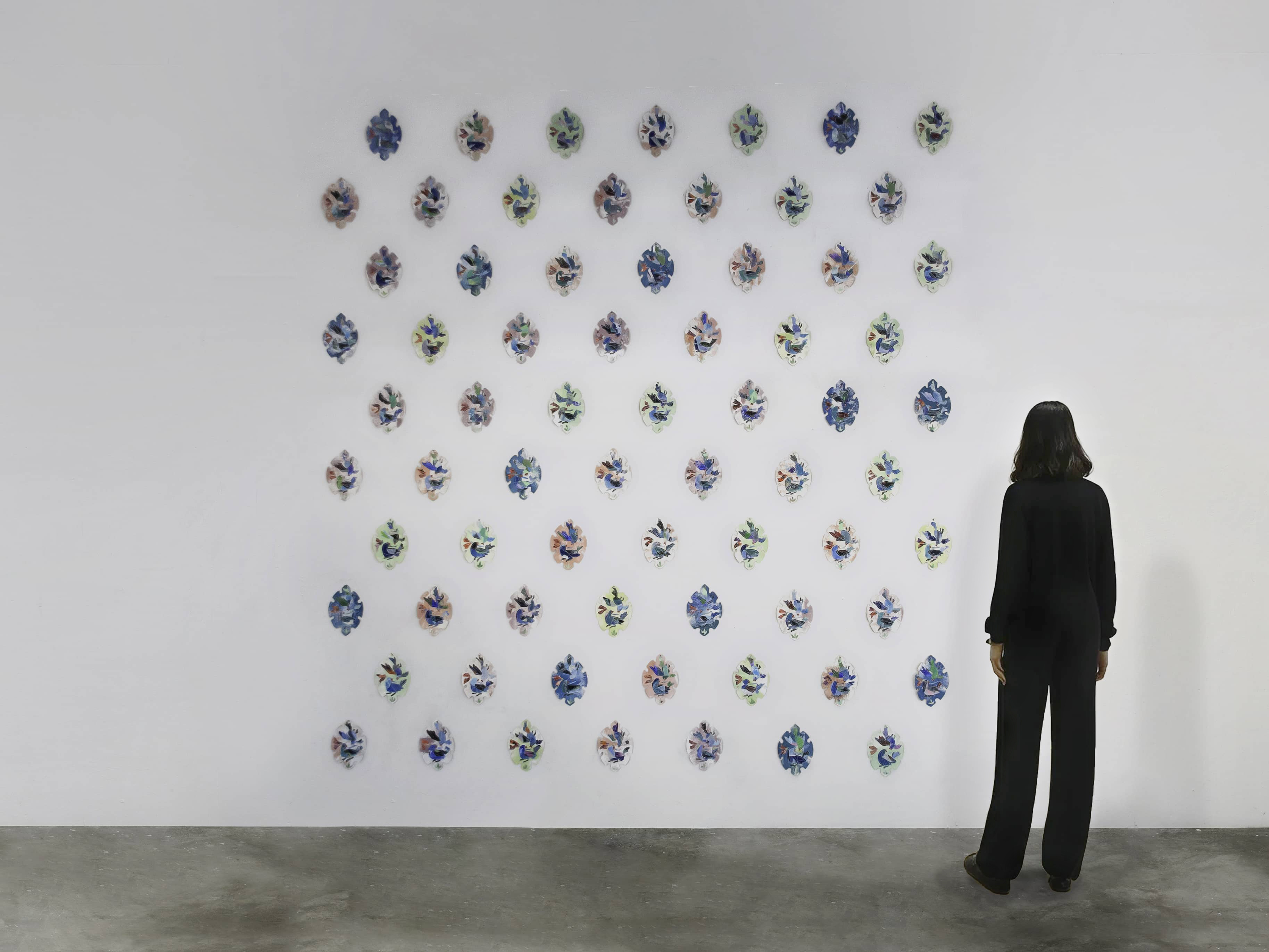Andre Barion, Revoada de Pássaros, 2021, lona, brim e algodão tingidos, dimensões variáveis (aprox. 350 x 300 cm) - Andre Barion