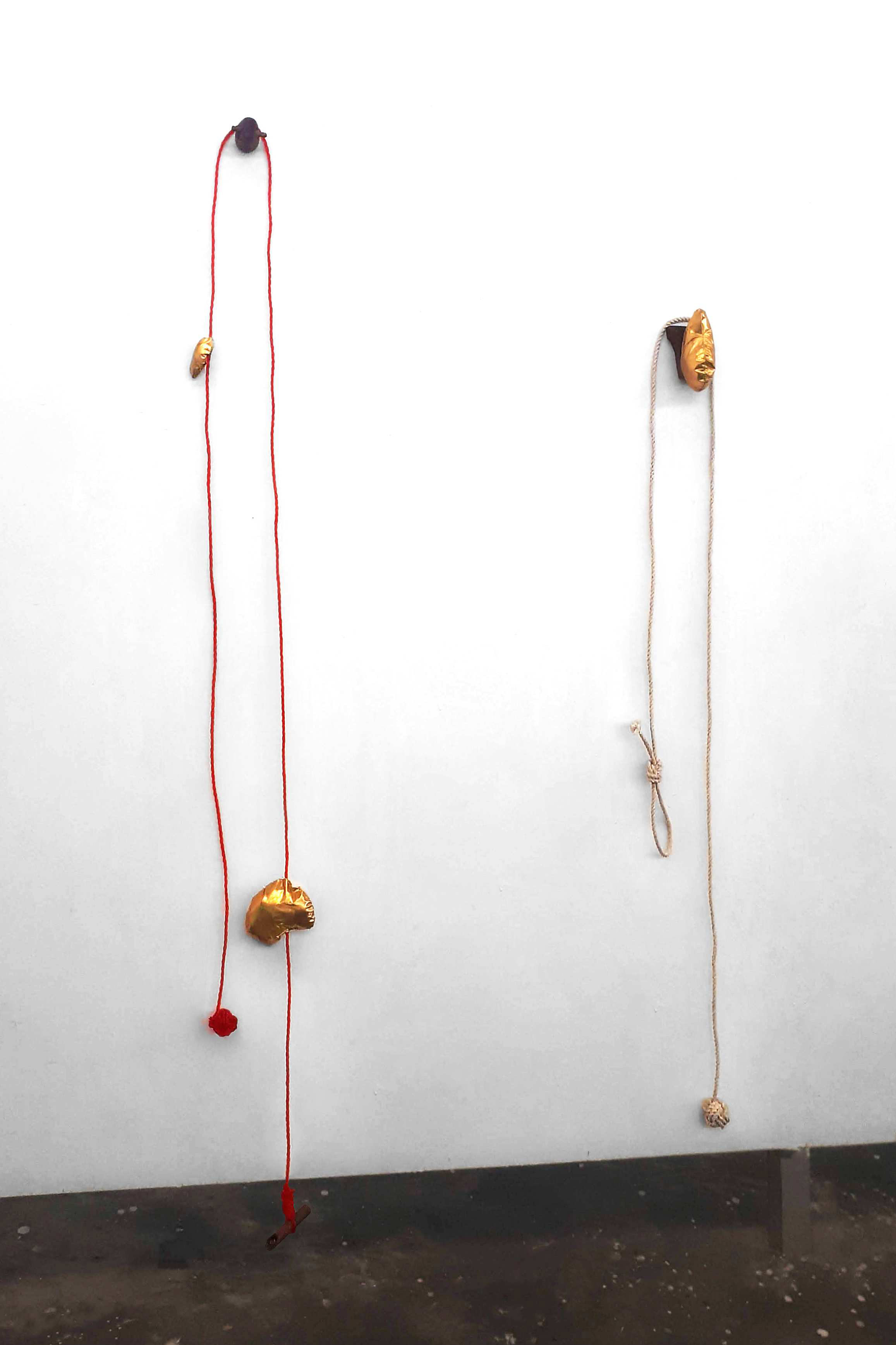 Andre Barion, Pé de feijao II (esq), 2019, cabo de cortador de grama trançado, madeira e tecido metalizado, 165 x 30 cm - Andre Barion
