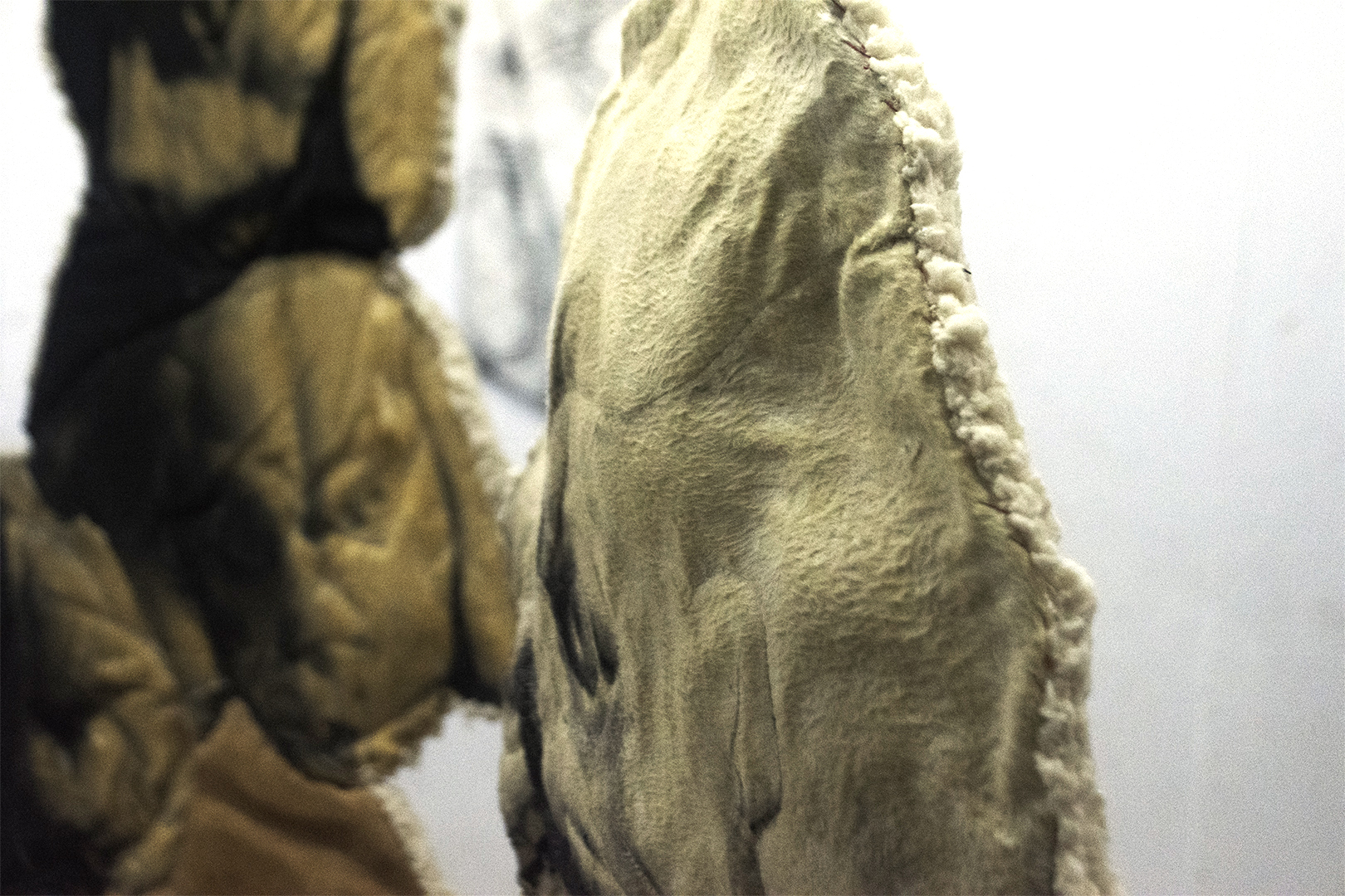 Vista da exposição 'Vivesse também com esquivanças' – Andre Barion e Marina Woisky